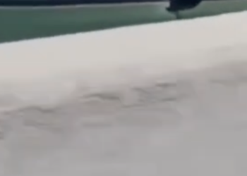 Hombre fue grabado rezando segundos antes de sufrir un fuerte accidente